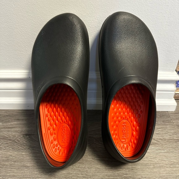 Crocs Non-Slip Shoes - Picture 1 of 3